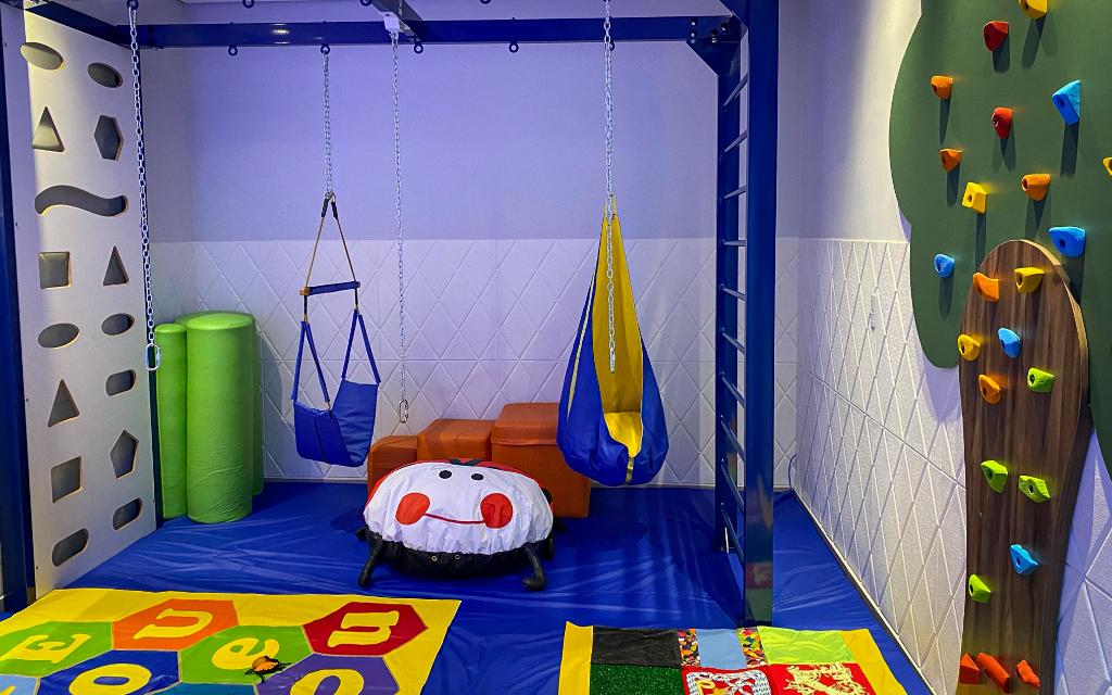 Primeira-dama Virginia Mendes vistoria obra de nova sala para atendimento dos autistas no Cridac Créditos: Thiago Amorim