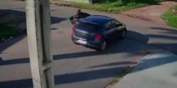 Vídeo mostra rapaz sendo sequestrado no meio da rua