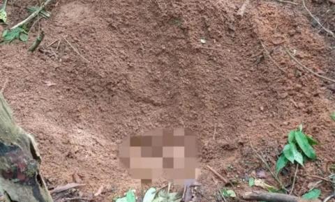Mãe desenterra o próprio filho após ser informada da localização do corpo por telefonema anônimo